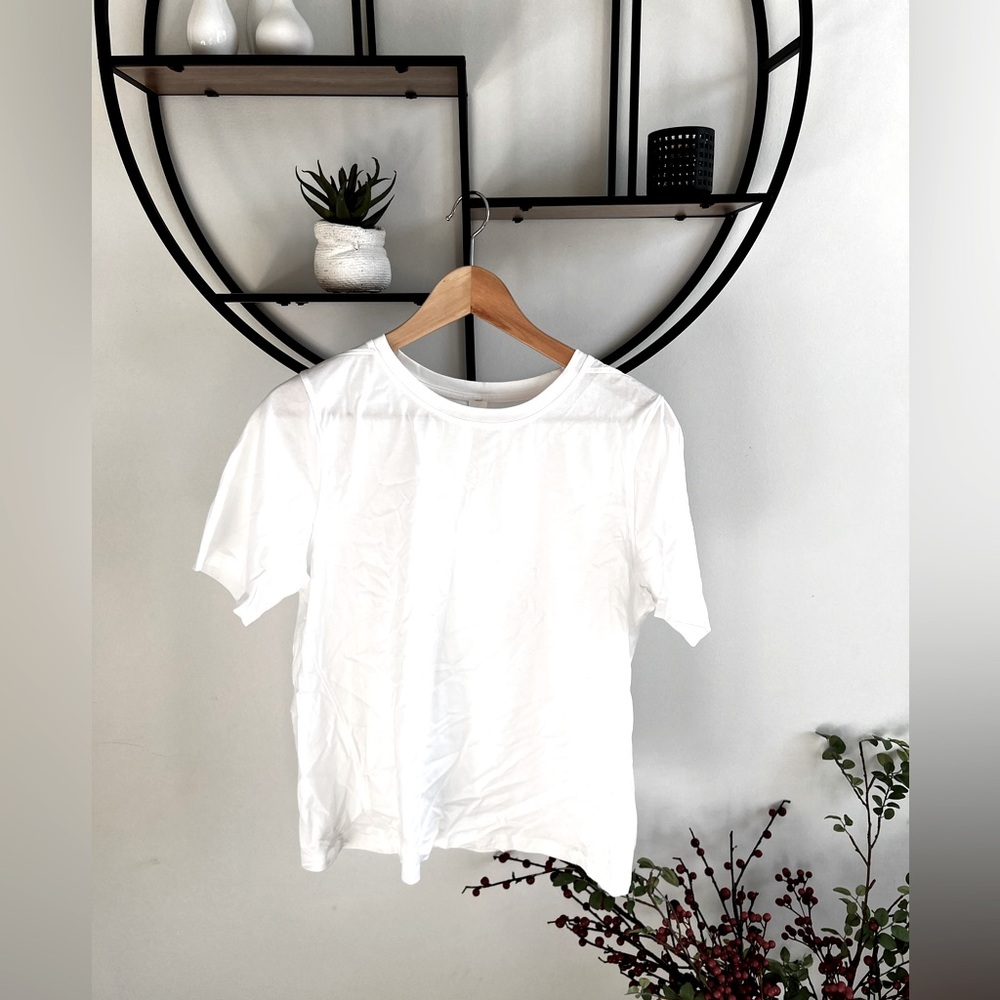Lululemon White Tee - Sz. 6- small